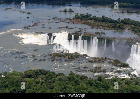 Splendida vista aerea delle cascate dell'Iguazu dal volo in elicottero Foto Stock