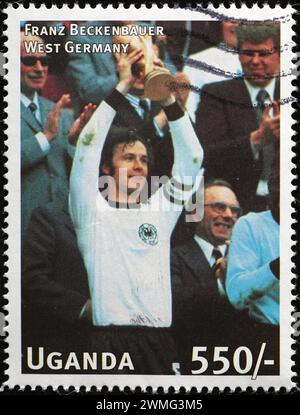 Franz Beckenbauer mostra il trofeo della Coppa del mondo su francobollo Foto Stock
