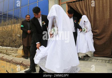 Kabul, Afghanistan. 25 febbraio 2024. Una cerimonia nuziale di massa si tiene a Kabul, Afghanistan, il 25 febbraio 2024. Un ente di beneficenza locale ha organizzato una cerimonia nuziale di massa per 28 coppie a Kabul la domenica. Crediti: Zahir Khan/Xinhua/Alamy Live News Foto Stock