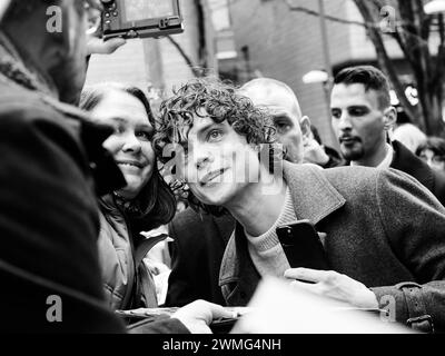 Berlino, Germania, 22 febbraio 2024. 74esima Berlinale, l'attore Douglas Smith esce dalla conferenza stampa dietro l'hotel Grand Hyatt e sta facendo selfie con i fan. Crediti: Walter Gilgen Foto Stock