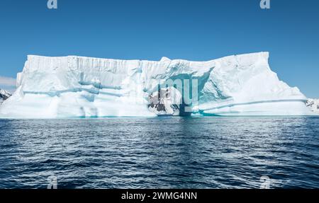 Enorme iceberg tabulare a forma di arco. Booth Island, Antartide. Foto Stock