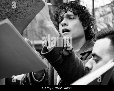 Berlino, Germania, 22 febbraio 2024. 74esima Berlinale, l'attore Douglas Smith esce dalla conferenza stampa dietro l'hotel Grand Hyatt e firma autografi. Crediti: Walter Gilgen Foto Stock