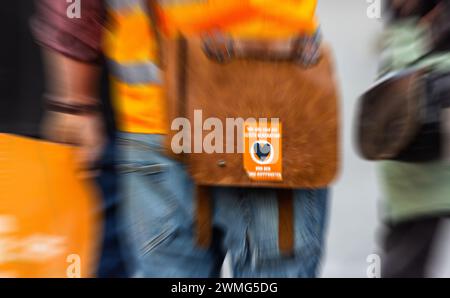 Ledertasche eines Mitglied der Gruppe "Letzte Generation" bei einem Protestmarsch a Costanza im Süden Deutschlands. (Costanza, Germania, 27.05.202 Foto Stock