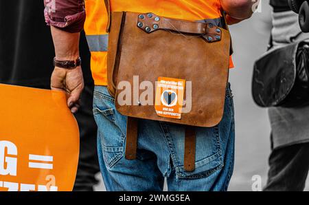 Ledertasche eines Mitglied der Gruppe "Letzte Generation" bei einem Protestmarsch a Costanza im Süden Deutschlands. (Costanza, Germania, 27.05.202 Foto Stock