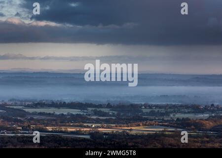 Brighton, 25 febbraio 2024: Bassa nebbia sul Weald del Sussex, vista da devil's Dyke, nel South Downs National Park all'alba di questa mattina Foto Stock