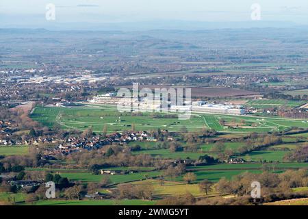 Cheltenham è il cuore delle Cotswolds e sede dell'evento ippico Cheltenham Gold Cup. Vista aerea del drone che guarda a nord-ovest attraverso il Foto Stock