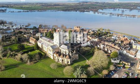 Tewkesbury, Inghilterra - 7 gennaio 2024: Inondazione di campi e strade nel centro della città e intorno all'abbazia sul fiume Severn. Le inondazioni invernali covere Foto Stock