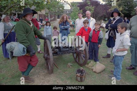 Foraggio per cannoni? I giovani del XXI secolo incontrano il combattente in costume della Sealed Knot Society del XVII secolo con cannoni al Fleece Inn del National Trust, Bretforton, Worcestershire, durante una dimostrazione esterna della rievocazione della guerra civile inglese. Foto Stock