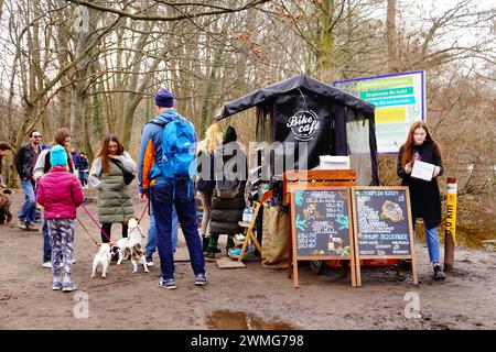 Le persone accanto a un bike Cafe si trovano accanto al lago Rusalka a Poznan, in Polonia. Foto Stock