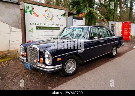 Una classica Mercedes Benz parcheggiata in un parcheggio a Poznan, in Polonia Foto Stock