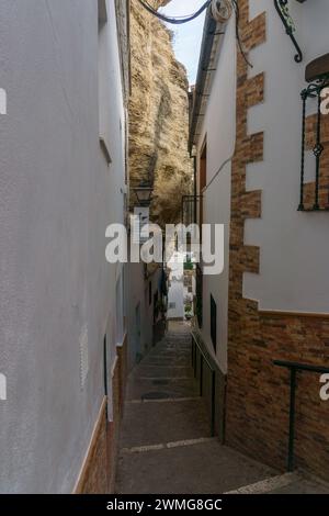 Tipico villaggio andaluso con case bianche e strade, Setenil de las Bodegas, Andalusia, Spagna Foto Stock