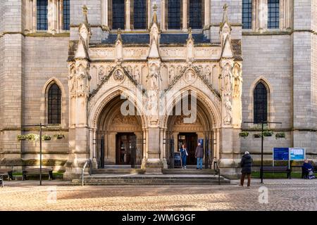 L'ingresso alla Cattedrale di Truro nel centro di Truro in Cornovaglia, Regno Unito Foto Stock
