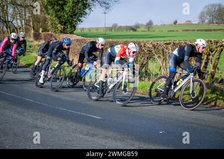 Il gruppo attacca per tirare indietro i fuggitivi durante il British Cycling Clayton Spring Classic, Clitheroe, Ribble Valley, Lancashire. Foto Stock