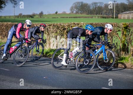 Il gruppo attacca per tirare indietro i fuggitivi durante il British Cycling Clayton Spring Classic, Clitheroe, Ribble Valley, Lancashire. Foto Stock