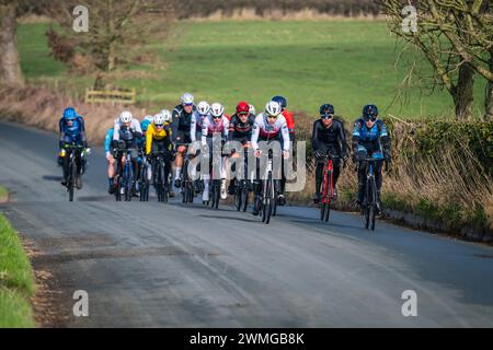 Il gruppo durante il British Cycling Clayton Spring Classic, Clitheroe, Ribble Valley, Lancashire. Foto Stock