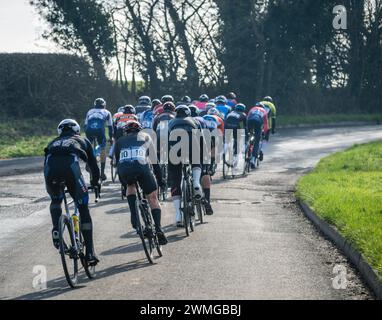 Il peloton evita le buche durante il British Cycling Clayton Spring Classic, Clitheroe, Ribble Valley, Lancashire. Foto Stock