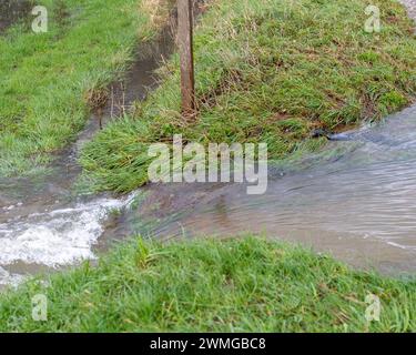 Cookham, Berkshire, Regno Unito. 26 febbraio 2024. L'acqua si riversa dalla strada principale attraverso Cookham Moor nel Berkshire. Il vicino fiume Tamigi ha un avviso di inondazione a Cookham. Stamattina l'Agenzia dell'ambiente stava pompando via l'acqua di inondazione. Crediti: Maureen McLean/Alamy Live News Foto Stock