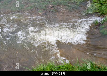 Cookham, Berkshire, Regno Unito. 26 febbraio 2024. L'acqua si riversa dalla strada principale attraverso Cookham Moor nel Berkshire. Il vicino fiume Tamigi ha un avviso di inondazione a Cookham. Stamattina l'Agenzia dell'ambiente stava pompando via l'acqua di inondazione. Crediti: Maureen McLean/Alamy Live News Foto Stock