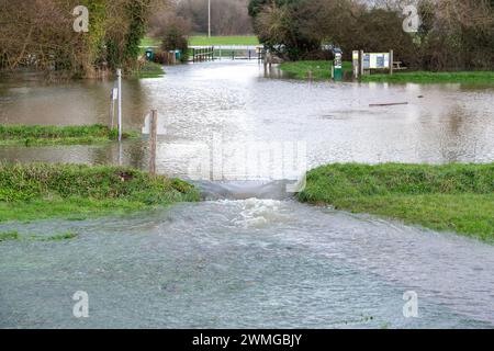 Cookham, Berkshire, Regno Unito. 26 febbraio 2024. L'acqua si riversa dalla strada principale attraverso Cookham Moor nel Berkshire. Il vicino fiume Tamigi ha un avviso di inondazione a Cookham. Stamattina l'Agenzia dell'ambiente stava pompando via l'acqua di inondazione. Crediti: Maureen McLean/Alamy Live News Foto Stock