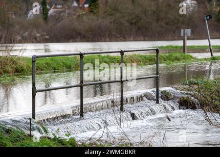 Cookham, Berkshire, Regno Unito. 26 febbraio 2024. L'acqua si riversa dalla strada principale attraverso Cookham Moor nel Berkshire. Il vicino fiume Tamigi ha un avviso di inondazione a Cookham. Stamattina l'Agenzia dell'ambiente stava pompando via l'acqua di inondazione. Crediti: Maureen McLean/Alamy Live News Foto Stock