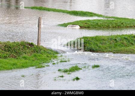 Cookham, Berkshire, Regno Unito. 26 febbraio 2024. L'acqua si riversa dalla strada principale attraverso Cookham Moor nel Berkshire. Il vicino fiume Tamigi ha un avviso di inondazione a Cookham. Stamattina l'Agenzia dell'ambiente stava pompando via l'acqua di inondazione. Crediti: Maureen McLean/Alamy Live News Foto Stock