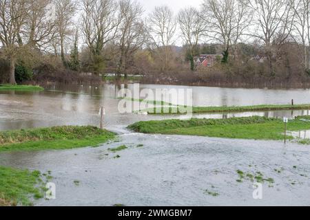 Cookham, Berkshire, Regno Unito. 26 febbraio 2024. L'acqua si riversa dalla strada principale attraverso Cookham Moor nel Berkshire. Il vicino fiume Tamigi ha un avviso di inondazione a Cookham. Stamattina l'Agenzia dell'ambiente stava pompando via l'acqua di inondazione. Crediti: Maureen McLean/Alamy Live News Foto Stock