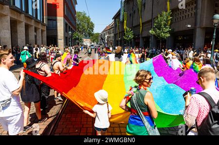 An der Spitz liefen auch mehrere Personen mit einer mehreren Meter grossen Regenbogenfahne mit. AM CSD Freiburg nahmen, bei heissem Sommerwetter, schä Foto Stock