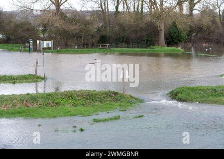 Cookham, Berkshire, Regno Unito. 26 febbraio 2024. L'acqua si riversa dalla strada principale attraverso Cookham Moor nel Berkshire. Il vicino fiume Tamigi ha un avviso di inondazione a Cookham. Stamattina l'Agenzia dell'ambiente stava pompando via l'acqua di inondazione. Crediti: Maureen McLean/Alamy Live News Foto Stock