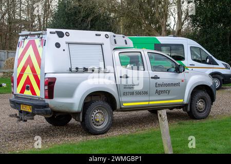 Cookham, Berkshire, Regno Unito. 26 febbraio 2024. L'Agenzia per l'ambiente ha pompato via l'acqua di inondazione stamattina nel villaggio di Cookham, Berkshire. Un allarme alluvione rimane in atto per il fiume Tamigi a Cookham. Crediti: Maureen McLean/Alamy Live News Foto Stock