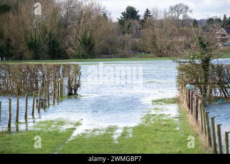 Cookham, Berkshire, Regno Unito. 26 febbraio 2024. Campi allagati a Cookham, Berkshire. Il vicino fiume Tamigi ha un avviso di inondazione a Cookham. Stamattina l'Agenzia dell'ambiente stava pompando via l'acqua di inondazione. Crediti: Maureen McLean/Alamy Live News Foto Stock