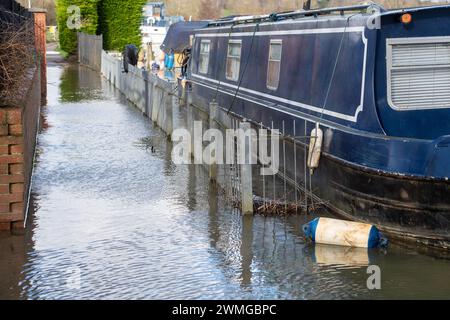 Cookham, Berkshire, Regno Unito. 26 febbraio 2024. Il fiume Tamigi ha scoppiato le sue sponde a Cookham, Berkshire. Parte del percorso del Tamigi è ora inondata. Un allarme di inondazione in atto per il fiume Tamigi Cookham. Stamattina l'Agenzia dell'ambiente stava pompando via l'acqua di inondazione. Crediti: Maureen McLean/Alamy Live News Foto Stock