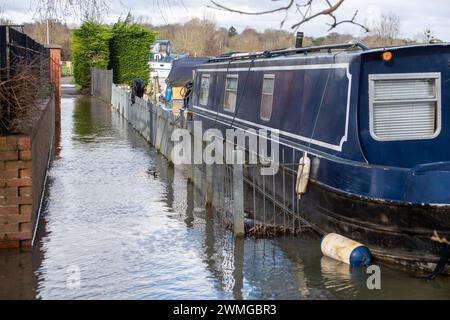 Cookham, Berkshire, Regno Unito. 26 febbraio 2024. Il fiume Tamigi ha scoppiato le sue sponde a Cookham, Berkshire. Parte del percorso del Tamigi è ora inondata. Un allarme di inondazione in atto per il fiume Tamigi Cookham. Stamattina l'Agenzia dell'ambiente stava pompando via l'acqua di inondazione. Crediti: Maureen McLean/Alamy Live News Foto Stock