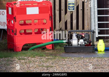 Cookham, Berkshire, Regno Unito. 26 febbraio 2024. L'Agenzia per l'ambiente ha pompato via l'acqua di inondazione stamattina nel villaggio di Cookham, Berkshire. Un allarme alluvione rimane in atto per il fiume Tamigi a Cookham. Crediti: Maureen McLean/Alamy Live News Foto Stock