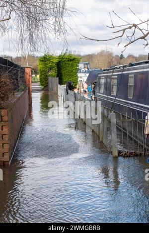 Cookham, Berkshire, Regno Unito. 26 febbraio 2024. Il fiume Tamigi ha scoppiato le sue sponde a Cookham, Berkshire. Parte del percorso del Tamigi è ora inondata. Un allarme di inondazione in atto per il fiume Tamigi Cookham. Stamattina l'Agenzia dell'ambiente stava pompando via l'acqua di inondazione. Crediti: Maureen McLean/Alamy Live News Foto Stock