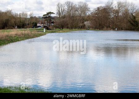 Cookham, Berkshire, Regno Unito. 26 febbraio 2024. Inondazione sulla Cookham Moor nel Berkshire. Il vicino fiume Tamigi ha un avviso di alluvione a Cookham. Stamattina l'Agenzia dell'ambiente stava pompando via l'acqua di inondazione. Crediti: Maureen McLean/Alamy Live News Foto Stock