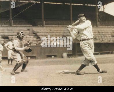 Ritratto d'epoca della giocatrice di baseball Babe Ruth che oscilla sul piatto indossando un'uniforme dei New York Yankees intorno agli anni '1920 Foto Stock