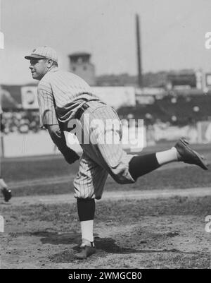 Ritratto d'epoca del giocatore di baseball Babe Ruth che lancia in partita indossando una divisa dei New York Yankees 1921 Foto Stock