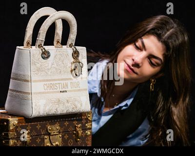 Londra, Regno Unito. 26 febbraio 2024. Christian Dior: Una borsa Lady D-Lite media in tela ricamata in oro chiaro e crema, 2021, prezzo est £2.500 - £3.000 - Un'anteprima delle borse e dei saldi di moda firmati Bonhams Knightsbridge, Londra. La vendita avrà luogo il 28 febbraio a Knightsbridge. Crediti: Guy Bell/Alamy Live News Foto Stock