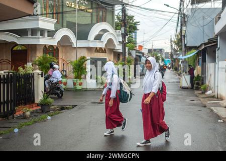 Giacarta, Indonesia - 26 febbraio 2024: Studenti non identificati che camminano per le strade di Giacarta, Indonesia. Foto Stock