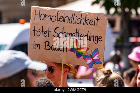 Auf Karton schrieben Teilnehmer des CSD Freiburg ihre Forderung Hin. AM CSD Freiburg nahmen, bei heissem Sommerwetter, schätzungsweise 17'000 Personen Foto Stock