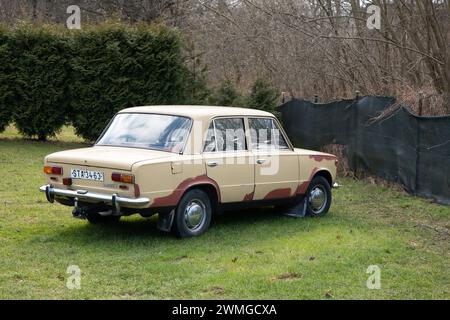 SENOV, REPUBBLICA CECA - 17 FEBBRAIO 2022: Vista posteriore dell'auto russa Lada VAZ 2101 con ruggine riparata ma non verniciata Foto Stock