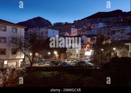 Vista della città medievale spagnola di Quesada, nella provincia di Jaen in Andalusia, illuminata di luci stradali la sera. Stile di vita, viaggi e turismo c Foto Stock