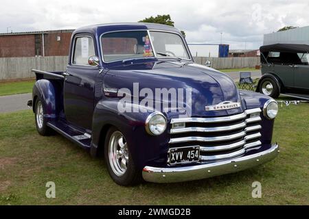 Vista frontale di tre quarti di un Hot Rod Purple, 1949, Chevrolet 3100, in mostra nella Yokohama Shift and Drift zone del Silverstone Festival 2023 Foto Stock