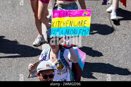 Auf Karton schrieben Teilnehmer des CSD Freiburg ihre Forderung Hin. AM CSD Freiburg nahmen, bei heissem Sommerwetter, schätzungsweise 17'000 Personen Foto Stock