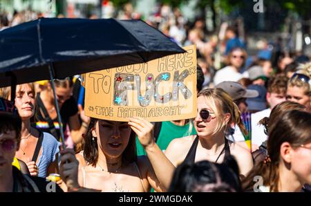 Auf Karton schrieben Teilnehmer des CSD Freiburg ihre Forderung Hin. AM CSD Freiburg nahmen, bei heissem Sommerwetter, schätzungsweise 17'000 Personen Foto Stock