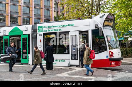 An der Haltestelle Stadtheater steht eine Strassenbahn der Linie 4 mit Zielhaltestelle Zähringen. (Friburgo in Brisgovia, Deutschland, 15.04.2023) Foto Stock