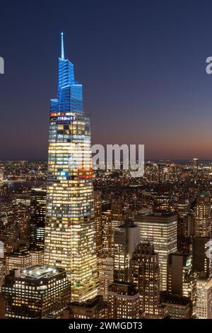 Un grattacielo Vanderbilt illuminato al crepuscolo. Skyline aereo dei grattacieli di New York City Midtown Foto Stock