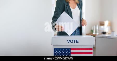 Donna irriconoscibile che mette il suo voto nelle urne, elezioni negli stati uniti. Banner con spazio di copia. Foto Stock