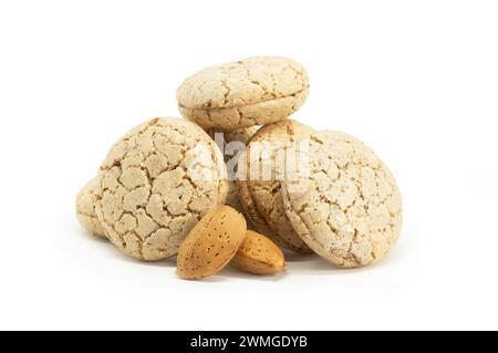 Biscotto alle mandorle Acibadem con mandorle isolate su sfondo bianco, turco Foto Stock