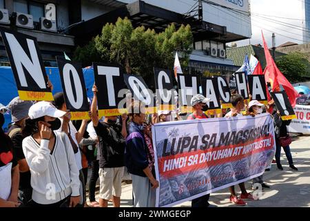 Migliaia di attivisti filippini hanno commemorato la 38a rivolta del potere del popolo EDSA diverse organizzazioni progressiste e gruppi basati sulla fede si sono riuniti presso il Santuario EDSA a Mandaluyong City, Filippine, il 25 febbraio 2024 per commemorare il 38° anniversario della rivolta del potere del popolo EDSA. Gli attivisti hanno ritratto la commemorazione compiendo il lutto per il barone della libertà e della democrazia come segno della morte delle caratteristiche distintive del governo democratico. Criticarono l'attuale tentativo dei politici di modificare la disposizione economica protezionistica della Costituzione del 1987, o Charter Chacha , AS Foto Stock